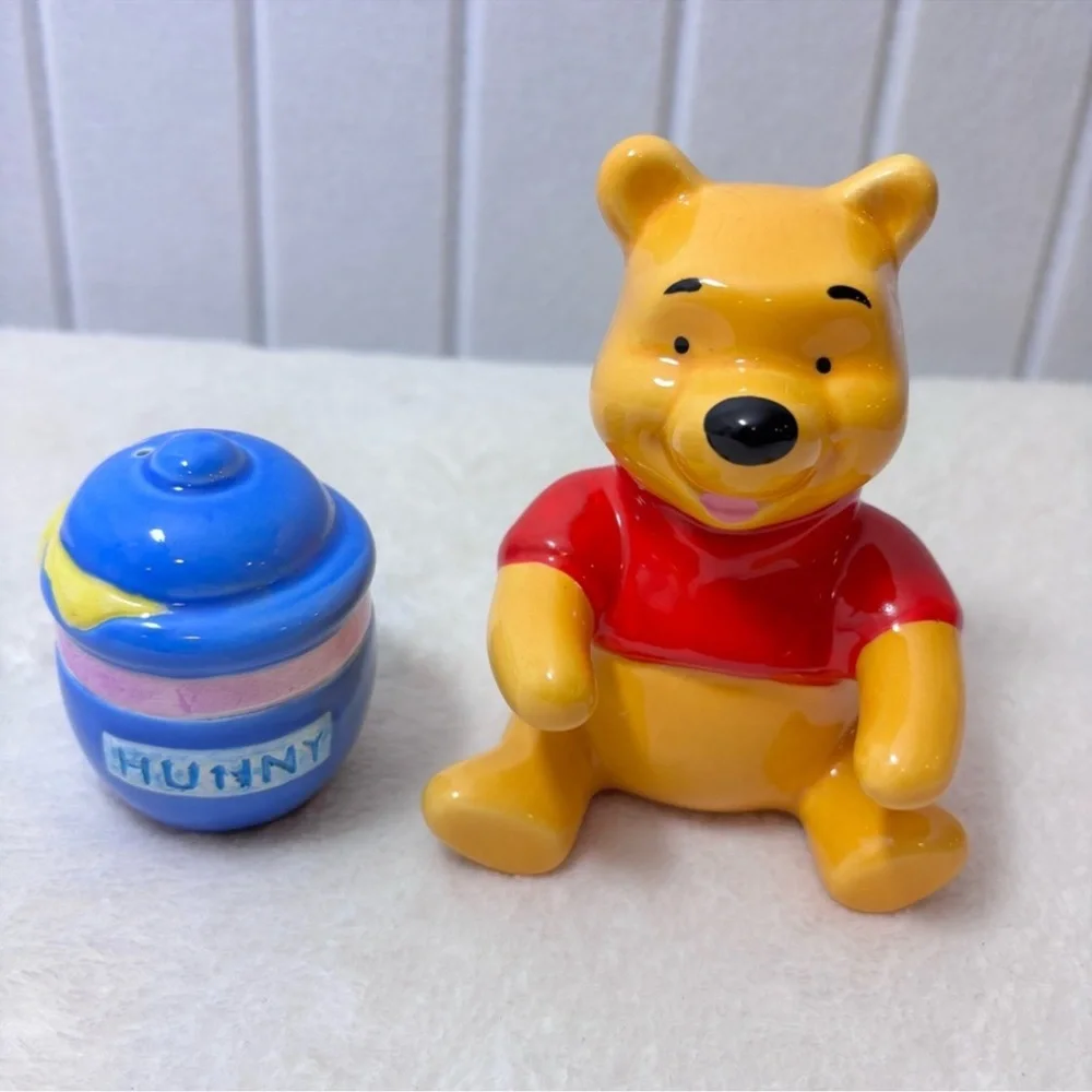 Disney‎ Porcelain  Winnie the Pooh & Hunny Honey Pot Salt & Pepper Shakers
